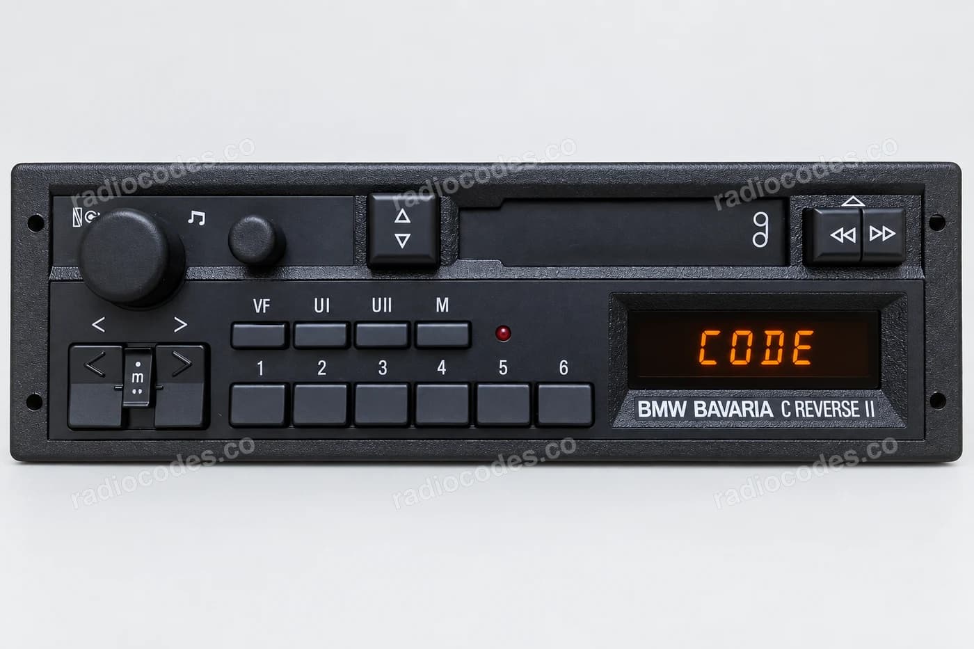コード入力画面を表示しているBlaupunkt Bavaria C Reverse IIラジオの正面
